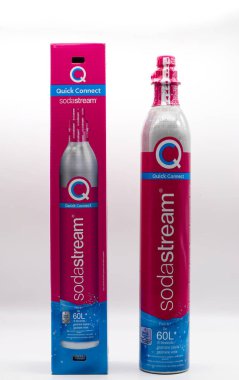 Bologna - İtalya - Haziran 04, 2025: Sodastream hızlı CO2 silindirini bağla.