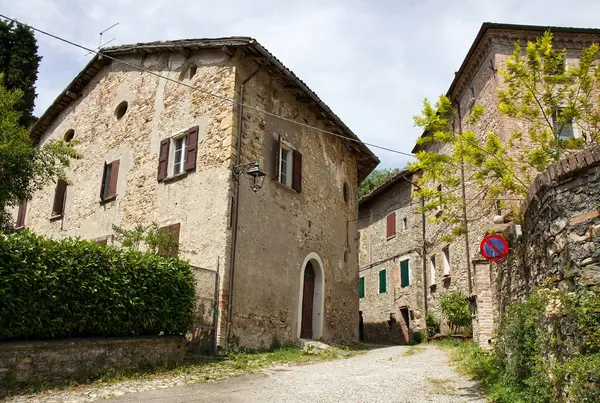 Bologna, Valsamoggia - İtalya: 6 Haziran 2025: Ortaçağ köyü. Valsamoggia kırsalındaki Serravalle Kalesi. Bolonya, İtalya.