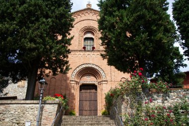 Bologna, Valsamoggia - 6 Haziran 2025: San Pietro Kilisesi. Valsamoggia kırsalındaki Serravalle Kalesi. Bolonya, İtalya.