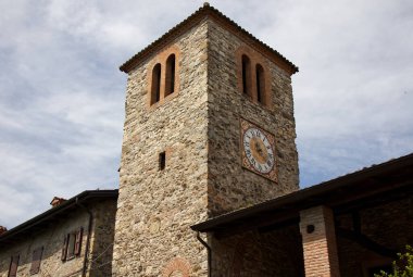 Bolonya, Valsamoggia - İtalya: 6 Haziran 2025: Saat Kulesi. Valsamoggia kırsalındaki Serravalle Kalesi. Bolonya, İtalya.