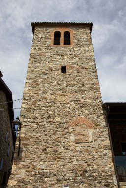 Bolonya, Valsamoggia - İtalya: 6 Haziran 2025: Saat Kulesi. Valsamoggia kırsalındaki Serravalle Kalesi. Bolonya, İtalya.