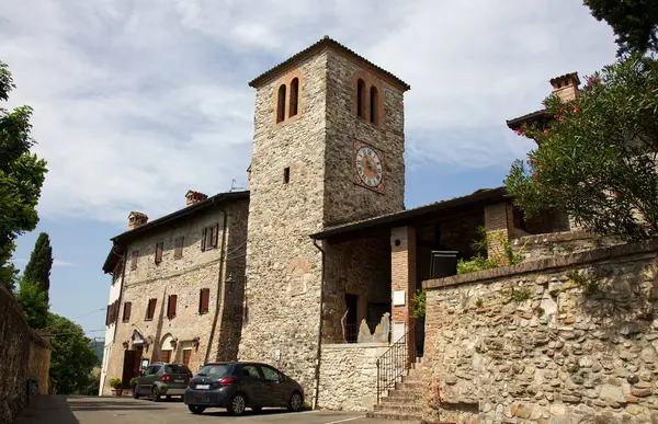Bolonya, Valsamoggia - İtalya: 6 Haziran 2025: Saat Kulesi. Valsamoggia kırsalındaki Serravalle Kalesi. Bolonya, İtalya.