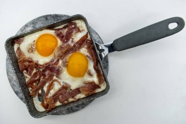 Meydanda Prosciutto ile nefis kızarmış yumurta.
