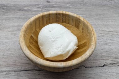 Tahta bir kasede Taze Mozzarella Balosu