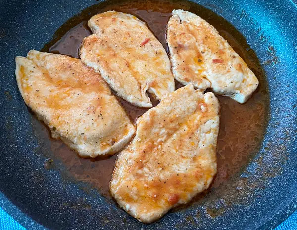 Domates soslu kurutulmuş tavuk göğsü, servise hazır.