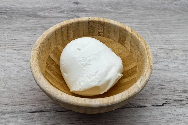 Tahta bir kasede Taze Mozzarella Balosu