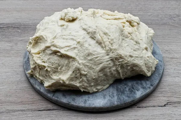 Taze bir hamur yığını, pişirmeye hazır..
