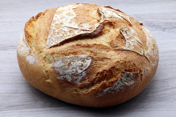 Tahta bir yüzey üzerinde taze pişmiş İtalyan ekmeği..