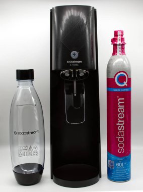 Bologna - İtalya - Haziran 04, 2025: Sodastream E-TERRA otomatik parlayan su makinesi, hızlı bağlantı CO2 silindiri ve BPA serbest karbonat şişesi.