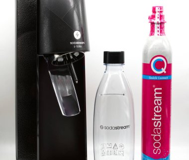 Bologna - İtalya - Haziran 04, 2025: Sodastream E-TERRA otomatik parlayan su makinesi, hızlı bağlantı CO2 silindiri ve BPA serbest karbonat şişesi.