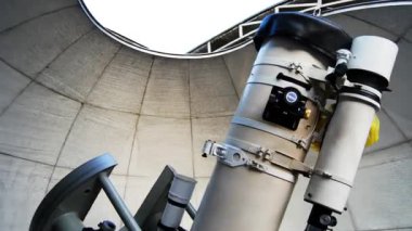 Bir gözlemevinin kubbesine yerleştirilmiş güçlü bir teleskop..