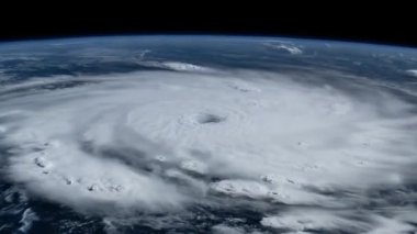 Yıkıcı bir fırtına sırasında yüksek dünya yörüngesinden görülen büyük bir tropikal kasırga.