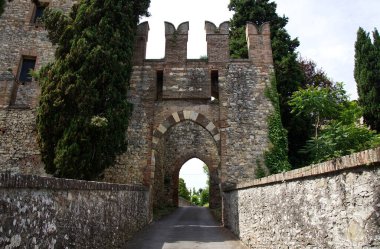 Bologna, Valsamoggia - İtalya: 6 Haziran 2025: Valsamoggia kırsalındaki Serravalle Kalesi. Bolonya, İtalya.