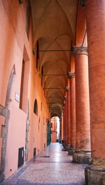 İtalya, Bologna 'da kemerli ve taş sütunlu tarihi giriş..