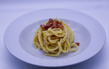 Yumurtalı, pecorino romano peynirli, guanciale ve biberli İtalyan makarnalı Carbonara..