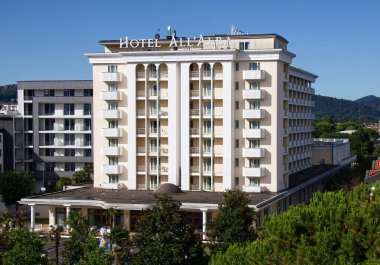 Abano Terme - İtalya - 8 Temmuz 2025: Hotel All 'Alba, İtalya' nın Abano Terim kentindeki termal kaplıcalarda uzmanlaşmış lüks oteller markası..