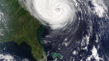 Birleşik Devletler 'in güneydoğu sahillerini tehdit eden büyük bir kasırganın uydu görüntüsü..