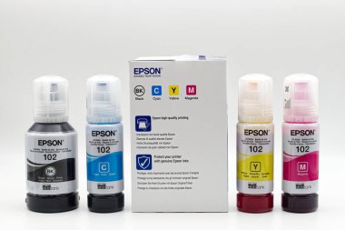 Bologna - İtalya - 18 Temmuz 2025: Beyaz arka planda doldurulabilir yazıcılar için dört orijinal Epson EcoTank 102 serisi mürekkep şişesi.