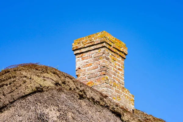 Oude Stenen Schoorsteen Het Dak Van Een Huis Tegen Blauwe — Stockfoto