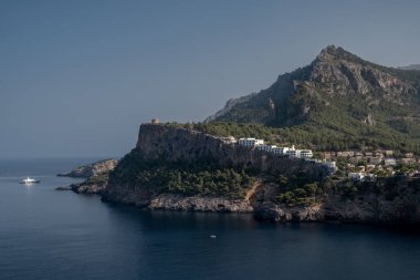 Balear Adaları 'nda sabah ışığı Port de Soller' da olan etkileyici uçurumlar.