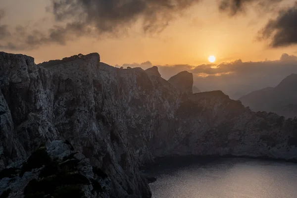 Steef cliff ve Mallorca 'da gün batımı ışığı ile keskin arma
