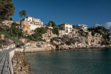 İspanya 'nın Mallorca şehrinde Porto Cristo' nun güzelliğini keşfederken deniz kenarında sakin bir gezinti.