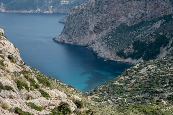İspanya 'da Mallorca' da tenha bir turkuaz koyunun gizli güzelliğini keşfediyor.