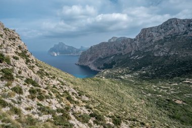 İspanya 'nın Mallorca kentindeki görkemli sahil kayalıklarının arasına yerleşmiş sakin bir vadi.