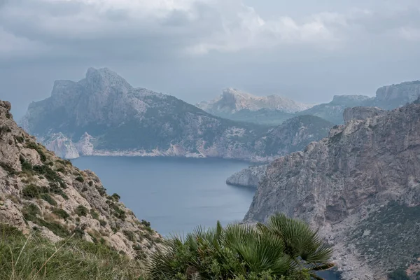 Explorando Escarpada Costa Mallorca Con Montañas Brumosas Cielos Nublados España — Foto de Stock