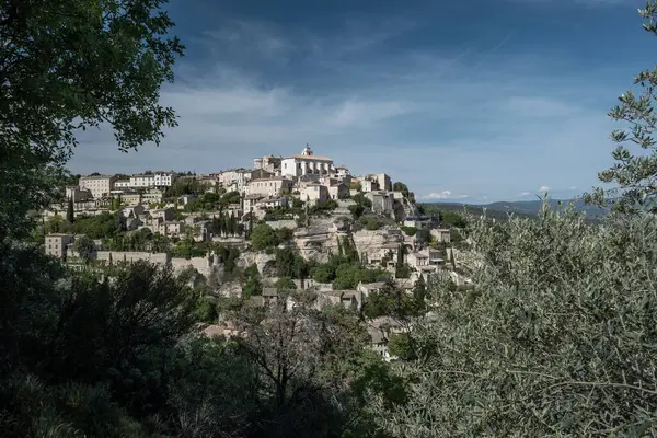 Fransa 'daki bitki örtüsü boyunca Gordes' in cazibesini gözlemlemek