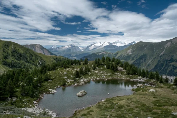 Göl manzarası ve İsviçre 'deki Alpler' de yüksek zirveler.
