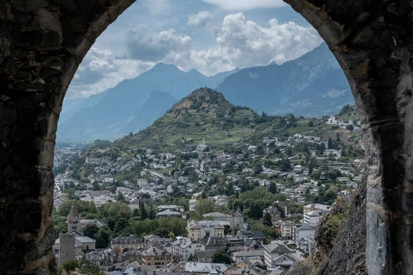 スイスの城のドアを介してシオンの美しい風景 — ストック写真
