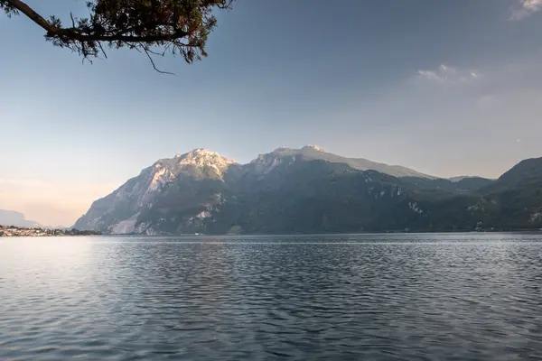 イタリアのコモ湖周辺のサミットを照らす夕日 — ストック写真
