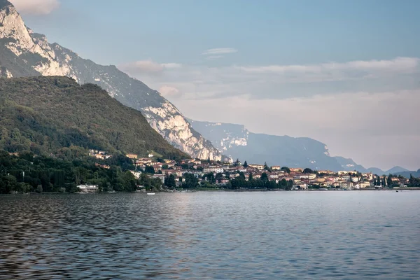 Bela Vista Aldeia Costeira Longo Lago Como Itália — Fotografia de Stock