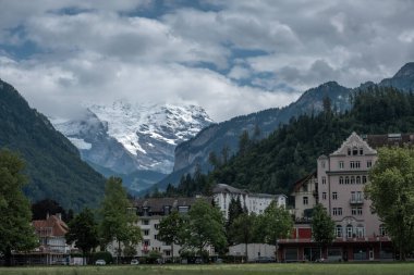 İsviçre 'deki Interlake' ten Jungfrau tepesine etkileyici bir manzara.