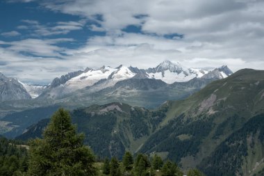 İsviçre 'deki Alpler' deki karlı zirvelerle dağların nefes kesici manzarası.