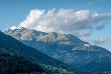 Yazın İsviçre dağlarında muhteşem bir güneş ışığı etkisi yaratan bir zirve.