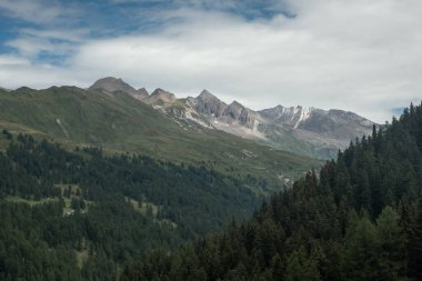 Alplerdeki İsviçre dağlarında keskin tepeler etkileyicidir.