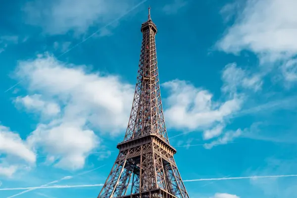 Güneşli bir günde Paris 'te mavi gökyüzüne yükselen Eyfel Kulesi