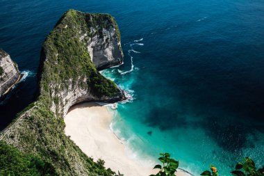 Nusa Penida 'nın tepesinden ünlü Kelingking plajı.