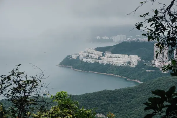 Hong Kong 'da muhteşem manzaralar için ünlü ejderha patikasında yürüyüş yapıyor.