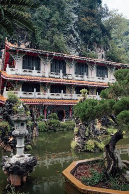 Malezya 'daki Sam Poh Tong Tapınağı' nın muhteşem cephesi.