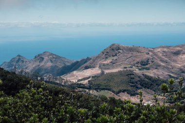 Kanarya adalarındaki Tenerife kıyılarındaki tepelerin hizalanması