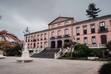 Tenerife, La Orotava 'daki belediye binasının güzel ve renkli yüzü