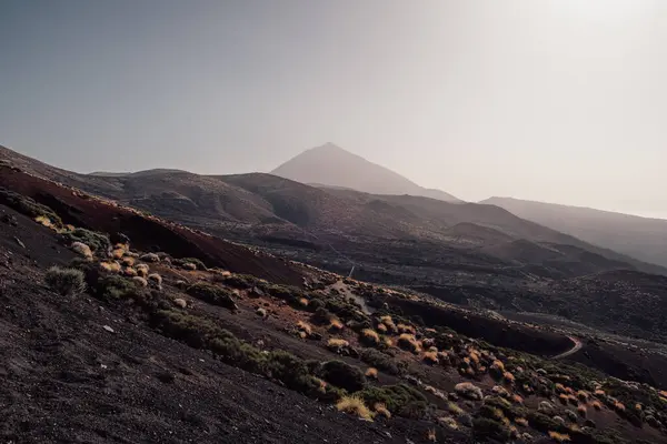 Tenerife 'deki dağlardaki kurak tepelerin ve tepelerin manzarası