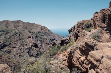 Tenerife 'deki Anaga' daki sarp ve sivri dağlara bakın.