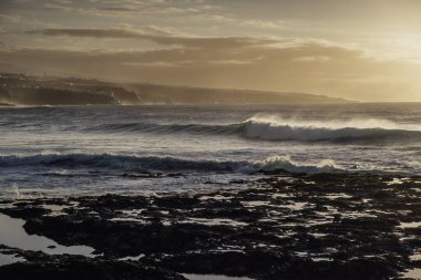 Punta del Hidalgo, Tenerife, Kanarya Adaları 'ndan gün batımına doğru yol alan bir dalga.