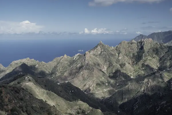 Kanarya Adaları 'ndaki Tenerife' deki Anaga dağlarında etkileyici jeolojik sıçrayışlar.