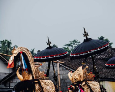 Endonezya 'daki Bali dini geçit töreninde tipik şemsiyeler