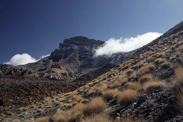 Tenerife 'deki Teide Dağı' nın mineral manzarası Kanarya Adaları 'nda karla kaplı.
